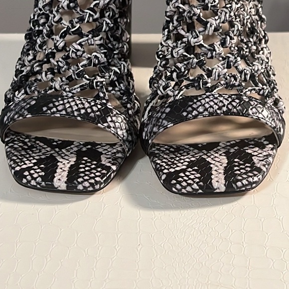 Vince Camuto Arindal Cut Out Peeptoe Bootie New Without Tag Women’s size 6&1/2 M - Picture 6 of 14